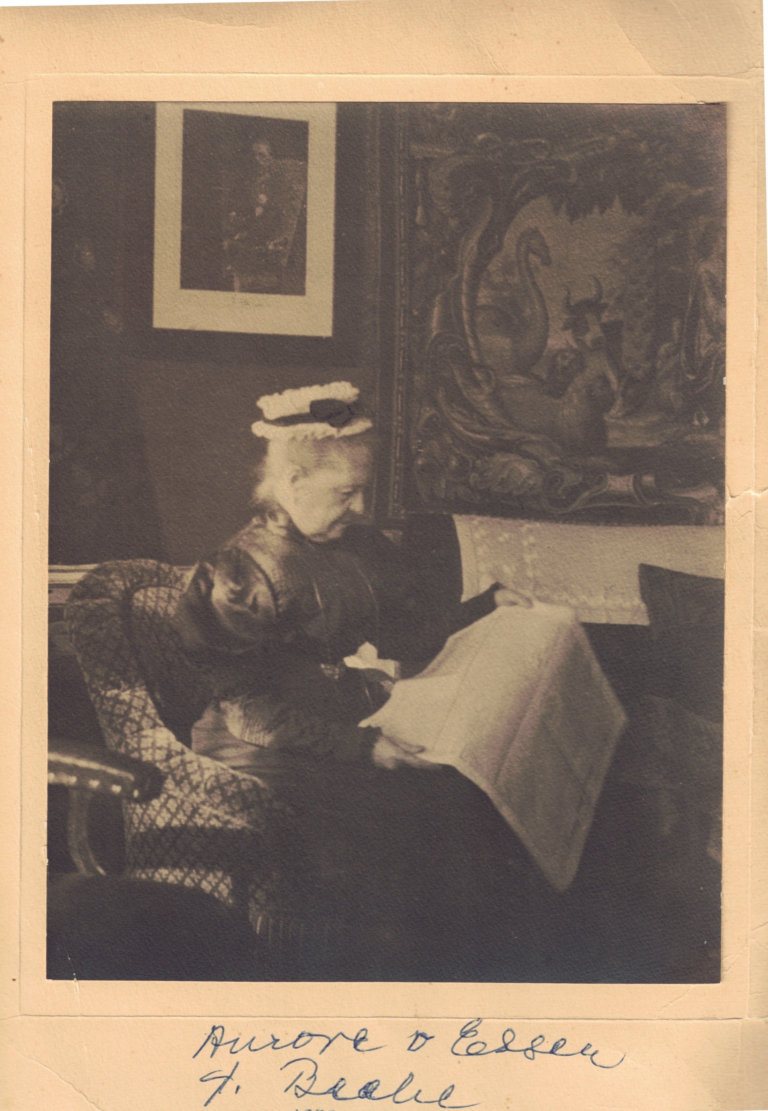 Aurore von Essen, född Brahe, sittande i en stol