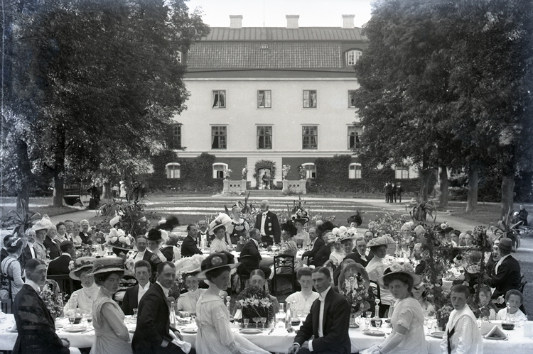 Gäster samlade till festmåltid framför Kaflås vid guldbröllopet 1909