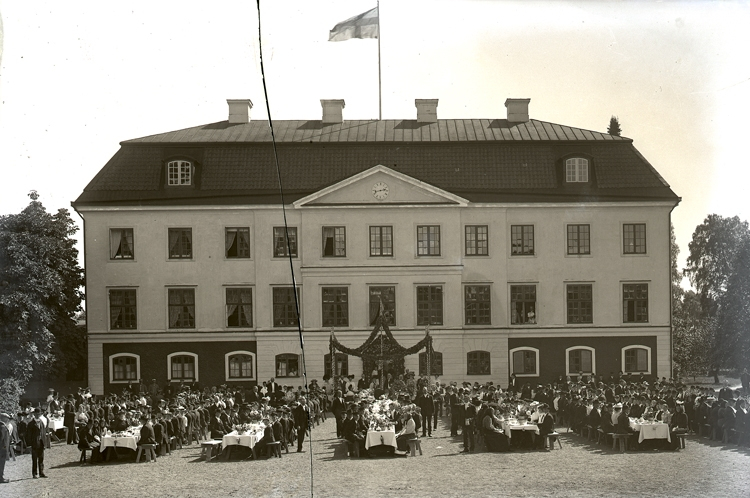 Kaflås med gäster, festbord och smyckad entré vid guldbröllopet 1909