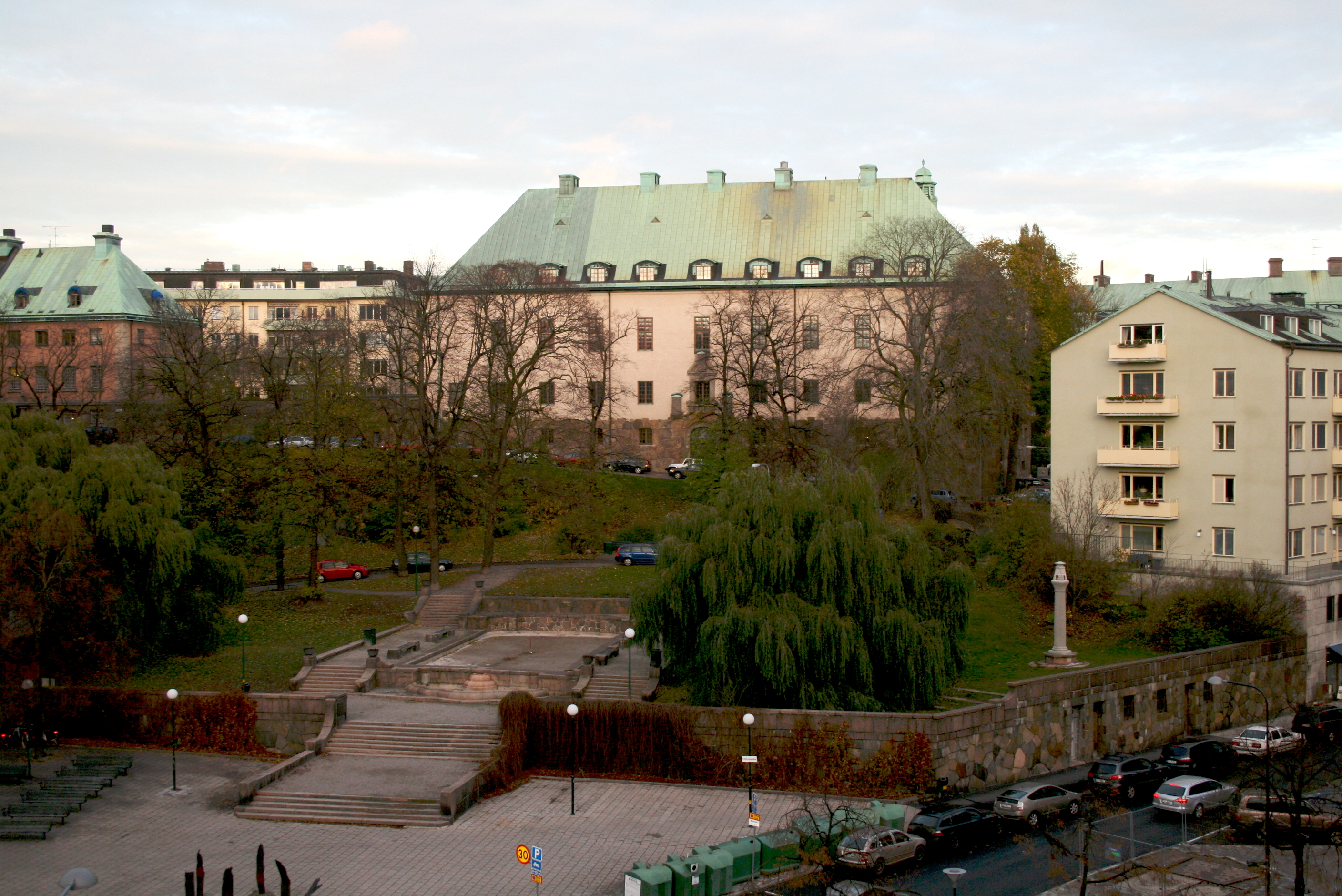 Eriksbergsparken och byggnaden vid Eriksbergsgatan 17 i Stockholm