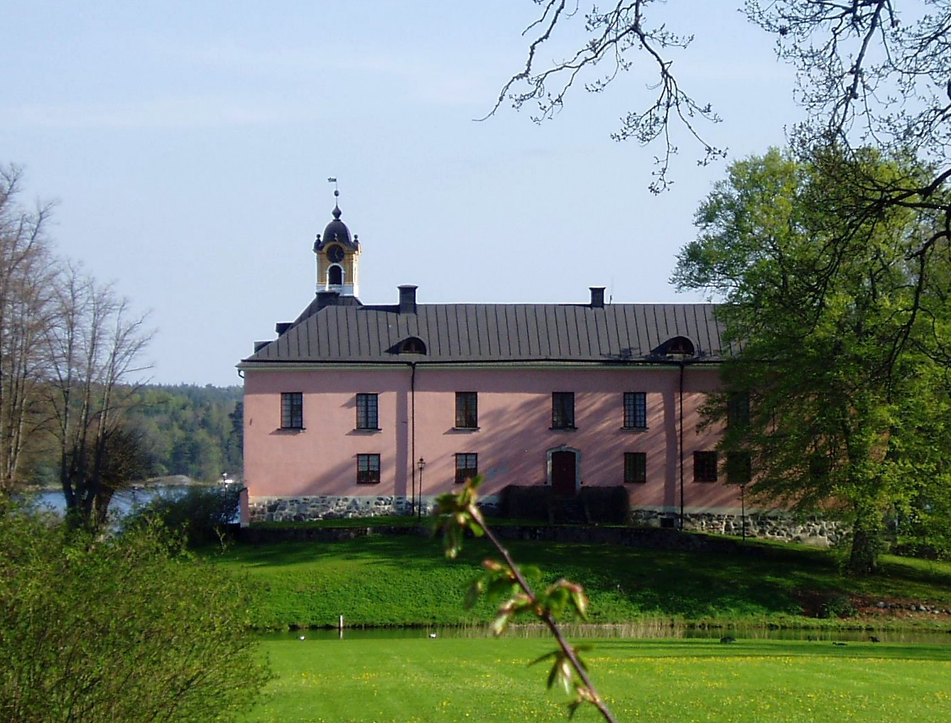 Rydboholms slott i Östra Ryd sett över parken
