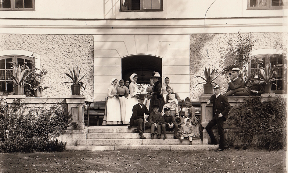 Familj, anställda och barn på trappan vid Kavlås omkring 1890
